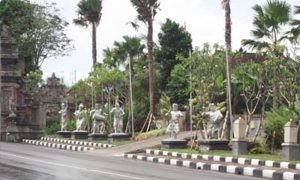 Dancer and gamelan player statues at border near Tabanan and Badung.