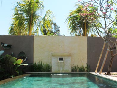 Water feature in swimming pool