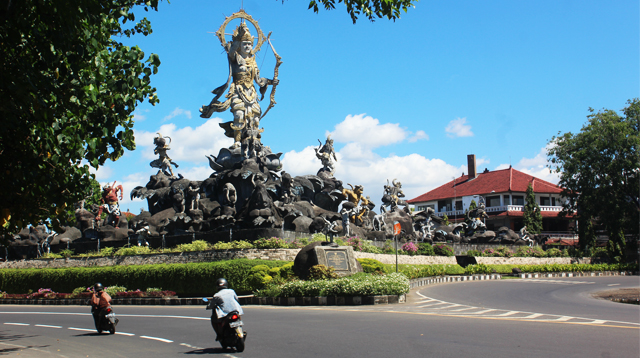 Titi Banda Bridge Statue in Denpasar